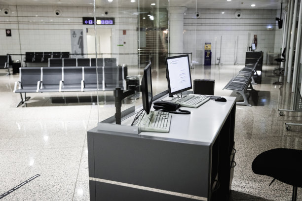 空空如也的机场候机区夜景照片图片下载