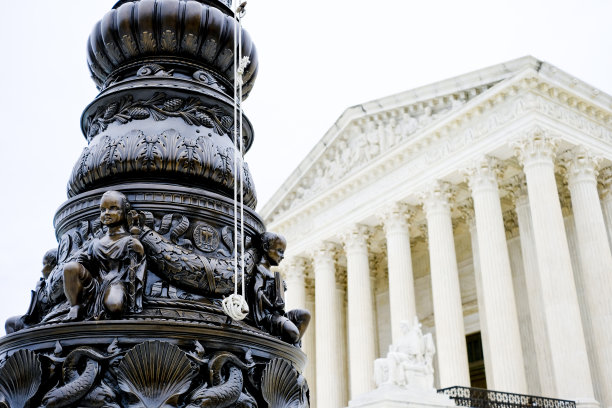 阴云密布的最高法院图片下载