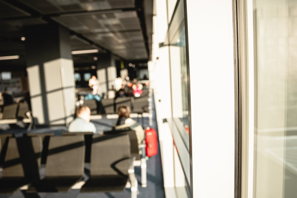 在机场登机口等候的人们-库存照片图片下载