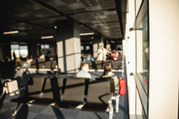 在机场登机口等候的人们-库存照片图片下载