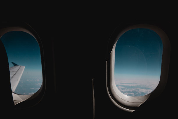 飞机窗外的云-库存照片图片下载