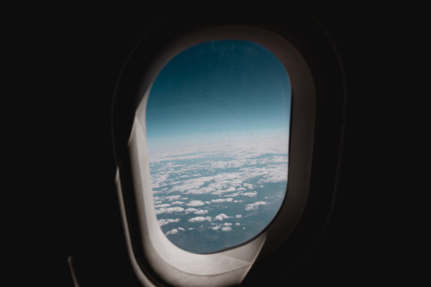 飞机窗外的云-库存照片图片下载