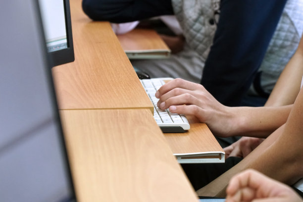 学生在电脑教室使用电脑键盘图片下载