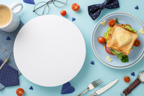 为爸爸准备一个惊喜的早餐来庆祝父亲节。自制吐司，餐具，咖啡，餐巾纸，男士饰品的俯视图，在淡蓝色的背景上，空白的圆圈显示文字或广告图片下载