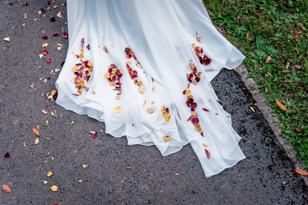 有五彩纸屑的婚纱图片下载