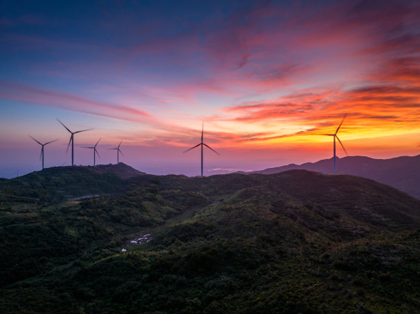 高山、云海和风力涡轮机图片下载