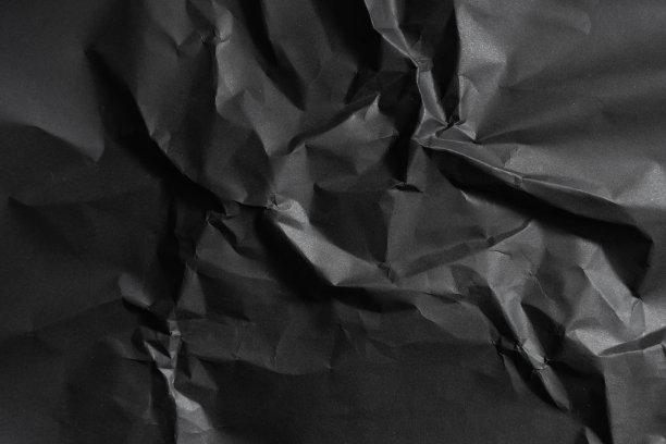黑色皱纸纹理在低光背景图片下载