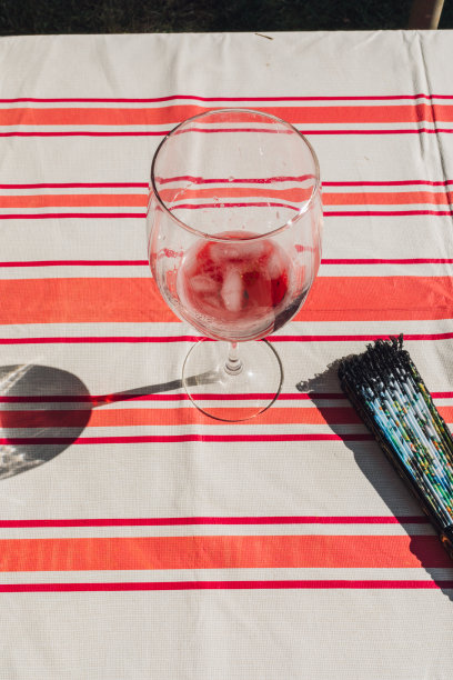 一杯几乎空了的Verano图片下载