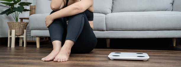 亚洲健康女性厌倦节食减肥failÂ脂肪饮食和体重秤让亚洲女性在家中体重秤上心烦意乱。图片下载