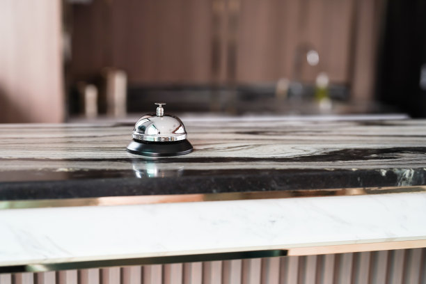 酒店前台有服务铃。前台bellÂ为呼叫人员提供服务。图片下载