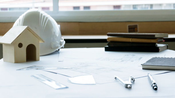 建筑项目的建筑图纸商业建筑建筑施工同事室内设计师企业规划设计图纸用圆规团队合作。图片下载