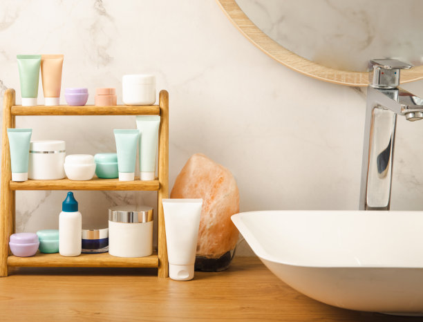 浴室架子上的护理化妆品。化妆品管。洁面乳、面部及身体乳、面部滚轮及刮痧、滋补品。浴室内部的化妆品架子。美丽的概念。图片下载