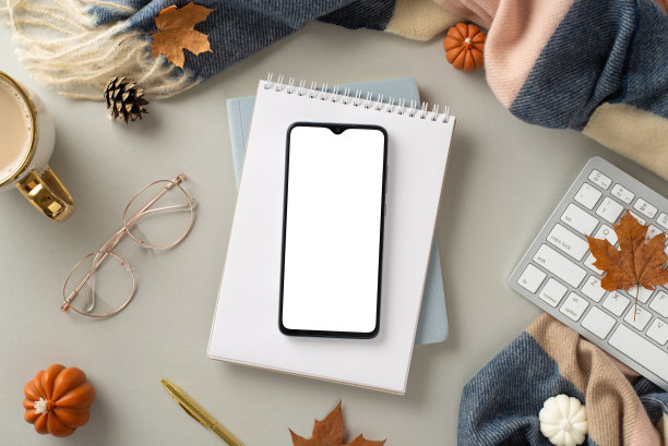 体验舒适的自由职业者的工作，在秋天与这个顶视图图片上的笔记本电脑，镀金的笔和眼镜，键盘和秋天的装饰灰色孤立的背景与copyspace图片下载