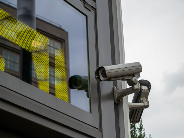 大楼正面的监控摄像头。图片下载