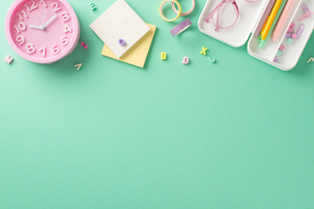 通过返校安排激发创造力和组织性。顶视图显示各种少女文具，时钟，字母和更多的青色背景，空间的文字或促销内容图片下载