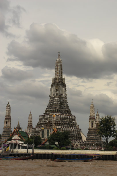 阿仑寺，黎明寺，湄南河上的船只，曼谷雅伊区，吞武里，曼谷，亚洲图片下载
