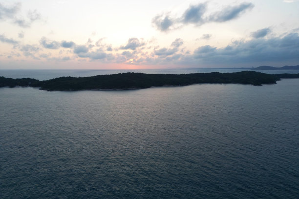 泰国罗勇，高沙美岛黄端海滩鸟瞰图，美丽的热带清澈碧绿海水图片下载