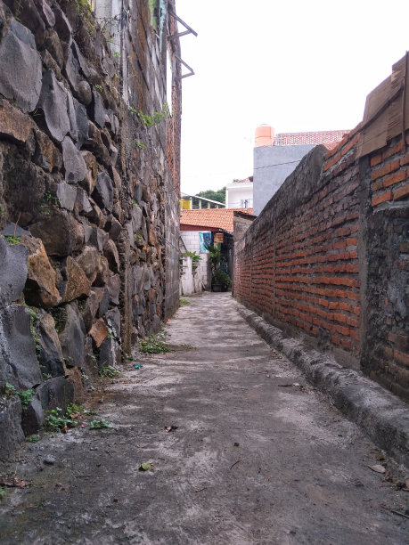在印度尼西亚的村庄里经常可以看到狭窄的道路图片下载