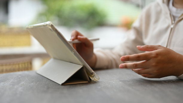 一个亚洲女性自由职业者在她的数码平板电脑上工作的特写图像图片下载