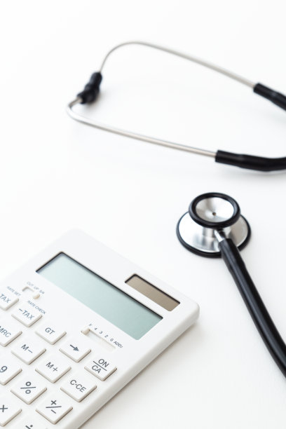 白色背景上的听诊器和计算器图片下载