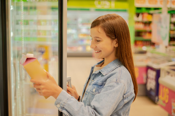 女孩在商店挑选商品图片下载