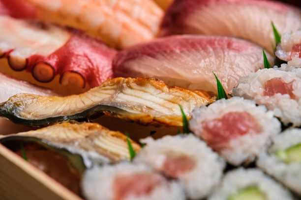 选择不同的寿司和真寿司。日本寿司。图片下载