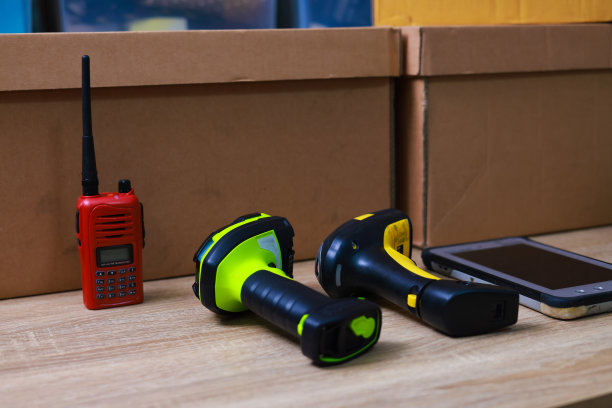 物流仓库工作台和工装上的条码扫描器。图片下载
