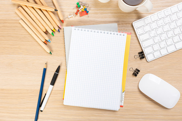 回到学校的概念。木桌上的记事本、钢笔、卷笔刀、尺子、订书机、夹子、记号笔和橡皮的俯视图照片图片下载