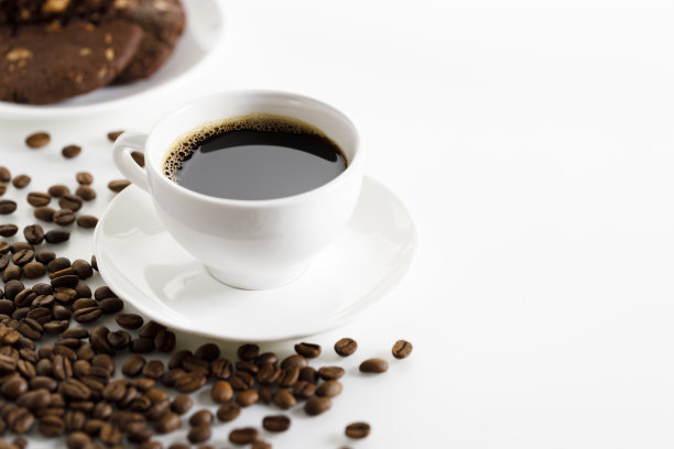 咖啡杯和白底咖啡豆。图片下载