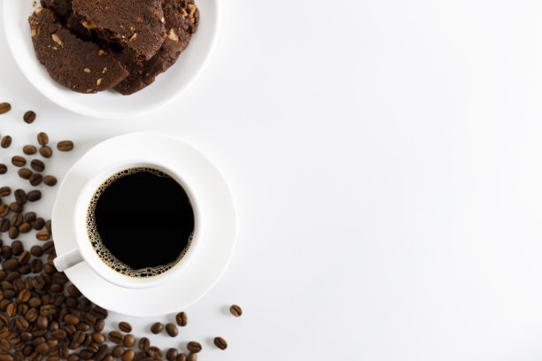 咖啡杯和白底咖啡豆。图片下载