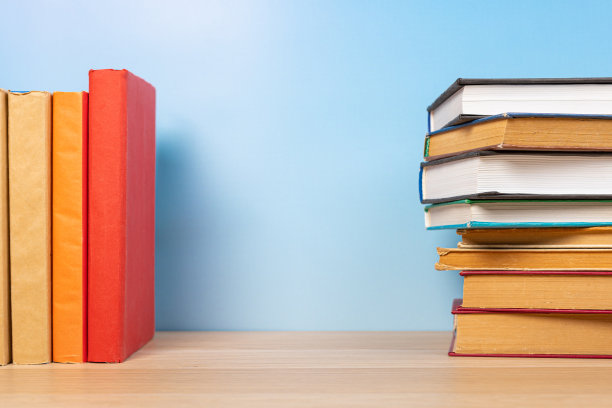 组成与老式的精装书，日记在木桌和蓝色的背景。书堆积。回到学校。副本的空间。教育背景。图片下载