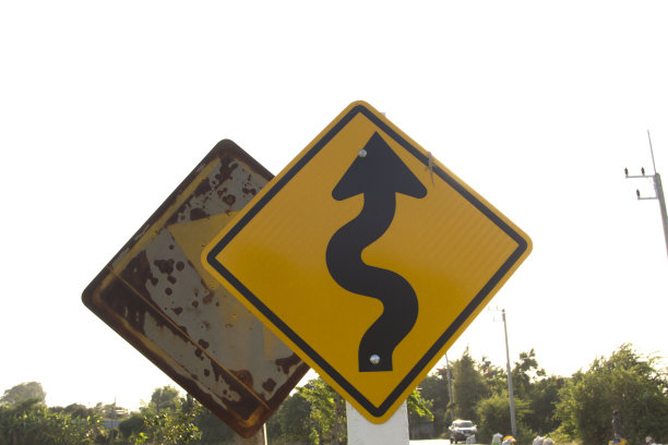 注意道路和弯道，慢行，注意乡村公路前方的弯道和傍晚美丽的蓝白色天空。图片下载