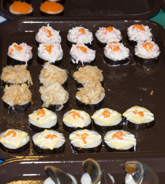 寿司-日本-泰式日本料理，由厨师为顾客准备的美味、新鲜、新鲜的食物，在泰国街头和每个泰国节日都有出售。图片下载