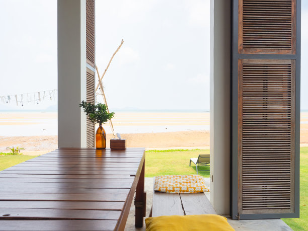 餐厅的餐桌设置与海景图片下载