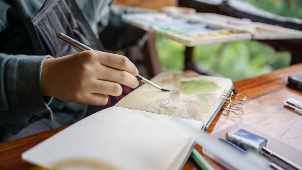 艺术工作室的学生。手握艺术家画笔混合色彩油画上的调色板艺术创意和人conceptÂ图片下载