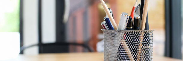 商务配件笔和pencilÂ为新项目创意办公桌在办公室。图片下载