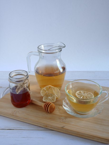 一杯加蜂蜜和一片干柠檬的白茶。图片下载