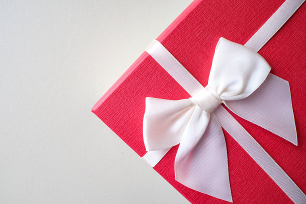 情人节礼物。送给浪漫情侣的礼盒和红丝带
礼品盒和丝带与标签情人节礼物图片下载