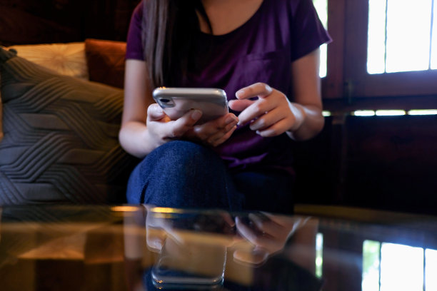 女人手里拿着空白的手机抄空屏幕。具有科技理念的智能手机。图片下载