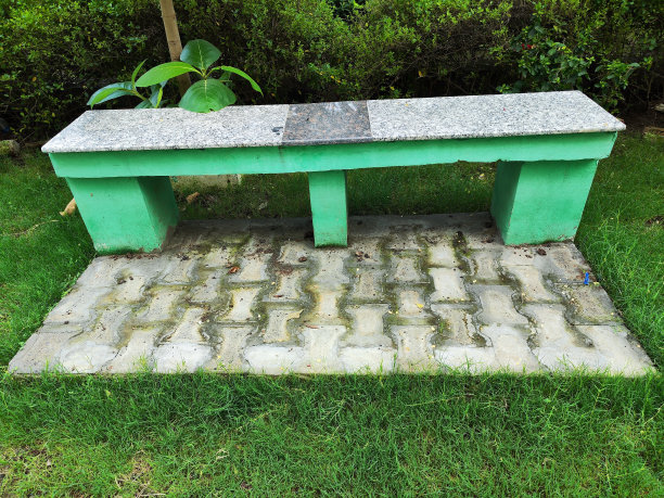 坐在公园的长椅上放松图片下载