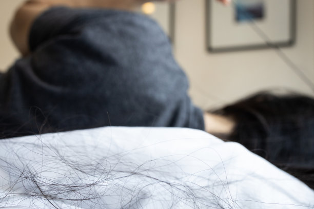 亚洲女性用手指拔头发，心理健康问题，大脑系统，女性拔毛症患者，拔毛障碍，脱发，保健和医疗概念图片下载