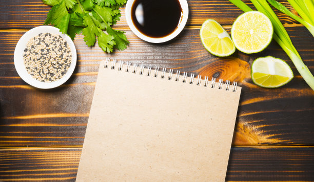 一张桌子的俯视图，上面有配料和一个记事本图片下载