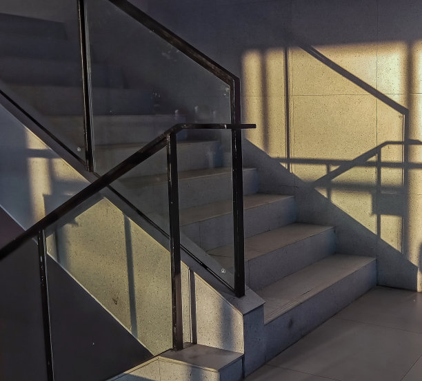 楼梯和玻璃栏杆的阴影图片下载