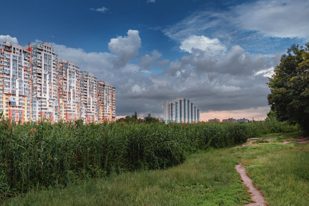多户型高层漂亮的住宅楼。图片下载