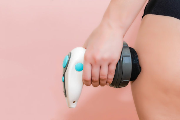 用无线按摩器按摩臀部的女人图片下载