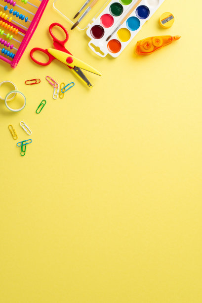 适合小孩子的迷人文具在俯视图垂直构图中排列:明亮的黄色背景上生动的彩色材料分类，为文本或广告提供了文案空间图片下载