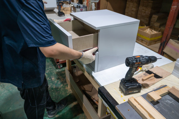 生产韩国橱柜木制家具。图片下载