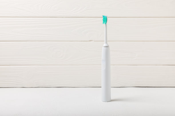 牙刷和牙膏管在大理石背景与复制空间。平的。口腔卫生。口腔护理包。牙医的概念。放文字的地方。复制的地方。图片下载