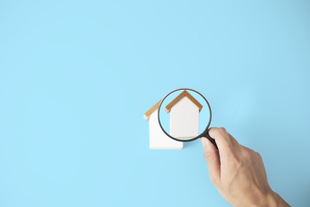 拿着放大镜看木屋模型、选房、楼盘概念。图片下载