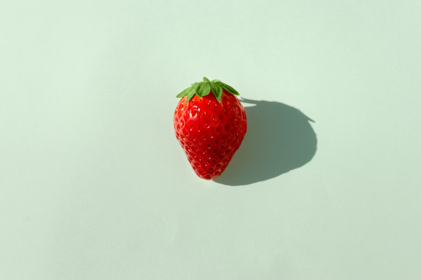 草莓，极简主义摄影。图片下载